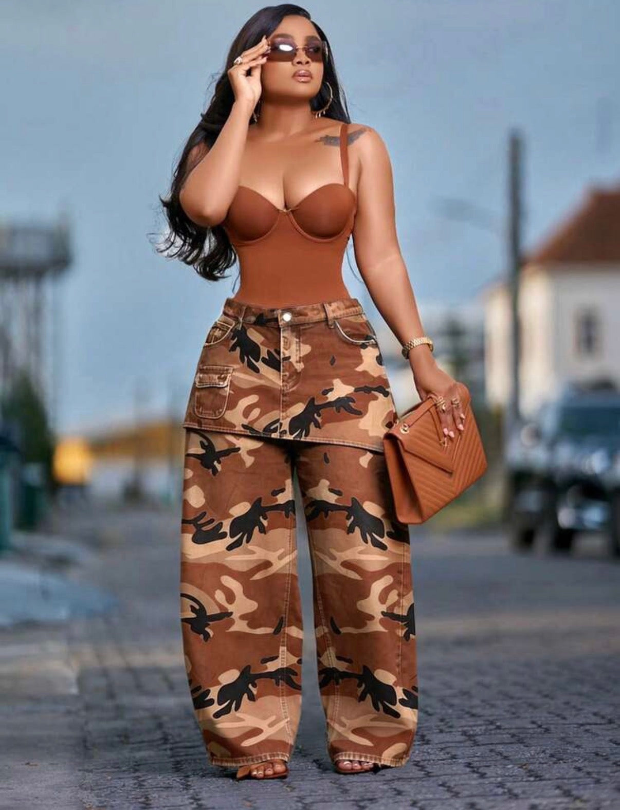 Pantalon camouflage femme avec jupe superposée marron - vue de face