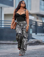 Pantalon camouflage femme avec jupe superposée marron - porté