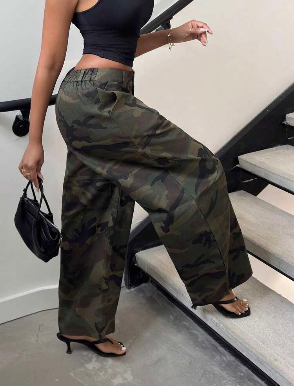 Pantalon camouflage wide leg femme - vue trois-quarts
