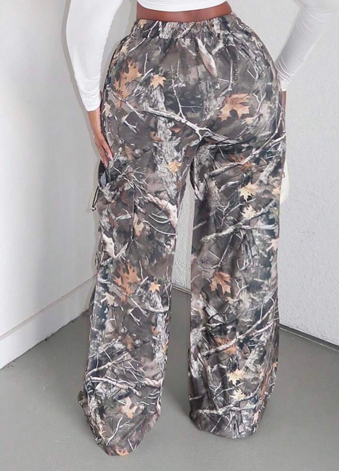 Pantalon cargo camouflage femme coupe large - vue de dos