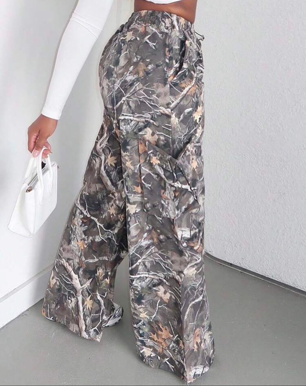 Pantalon cargo camouflage femme coupe large - vue de profil