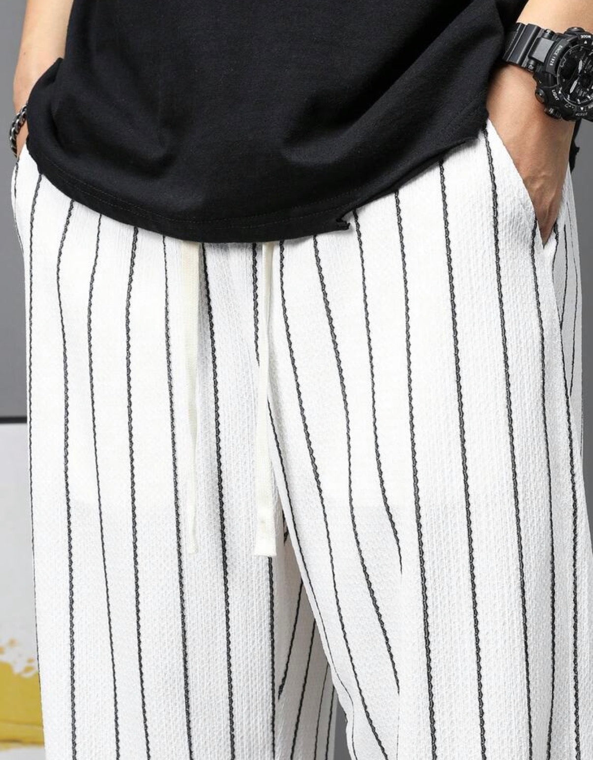 Détail pantalon large rayé blanc taille élastique et cordon