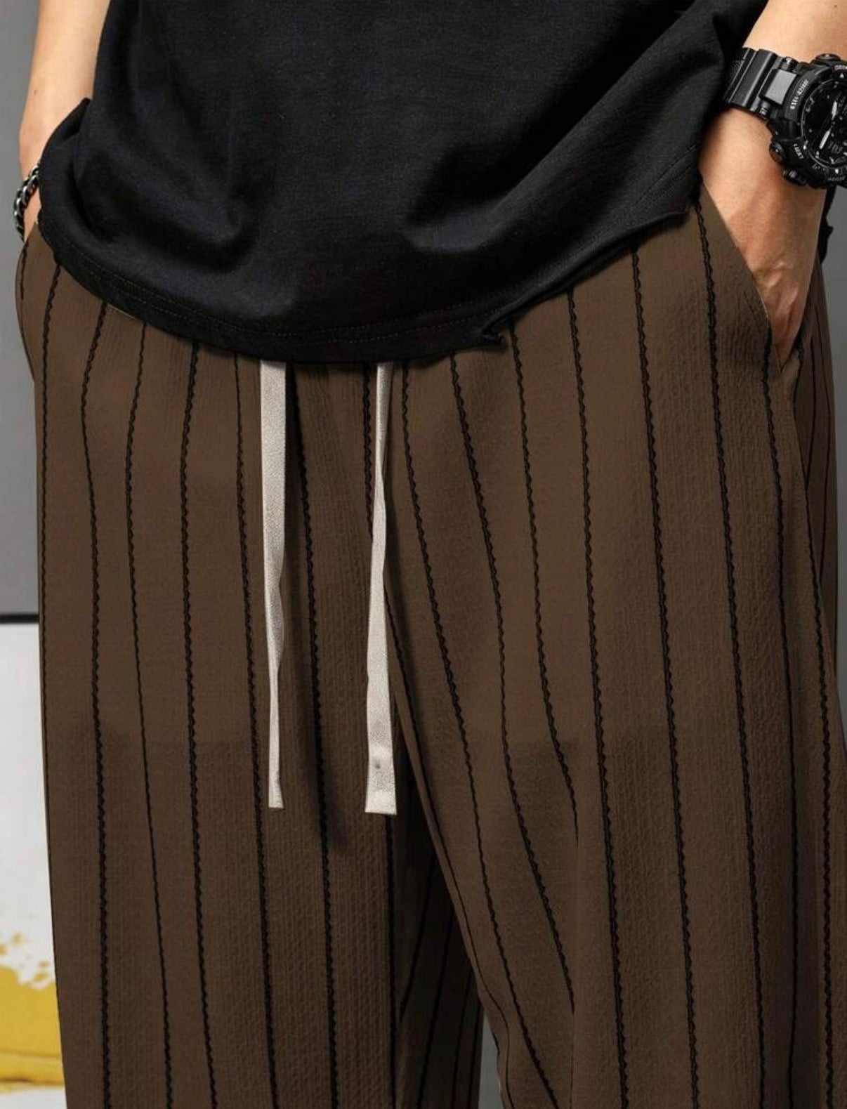 Détail pantalon large rayé marron taille élastique et cordon