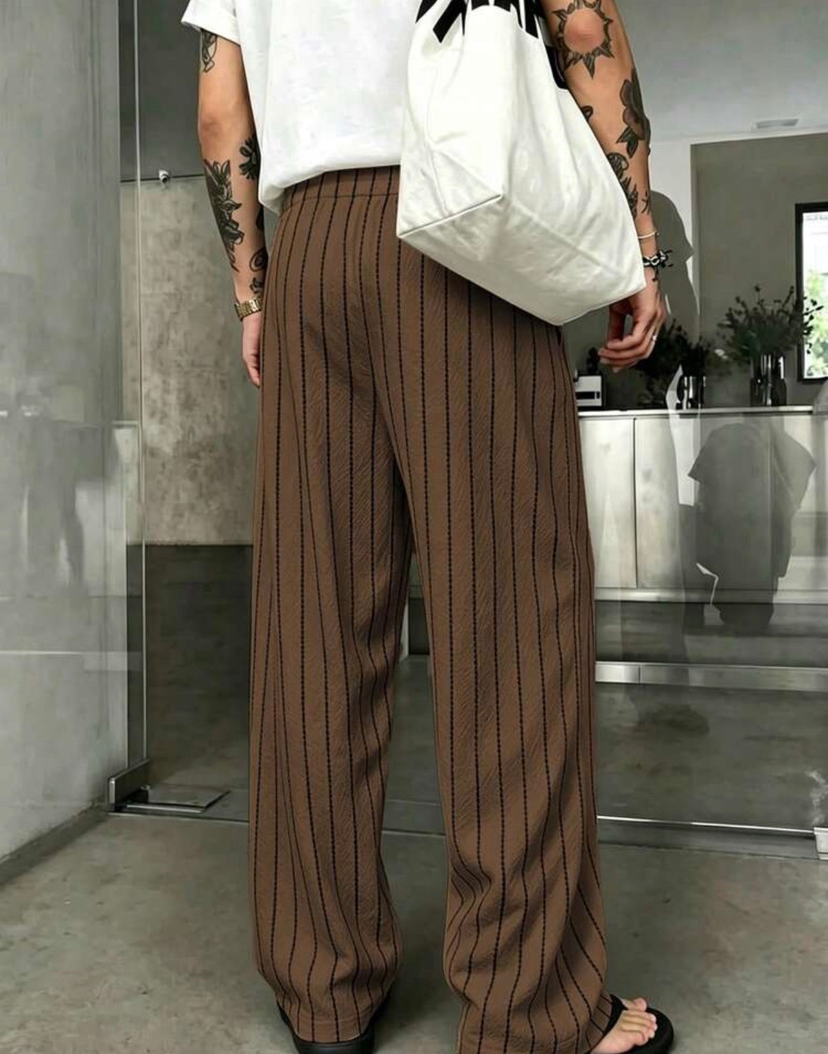 Pantalon large rayé marron vue de dos