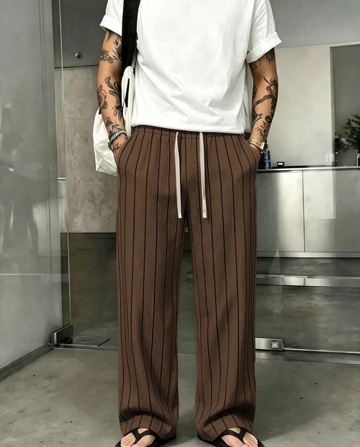 Pantalon large rayé marron vue de face