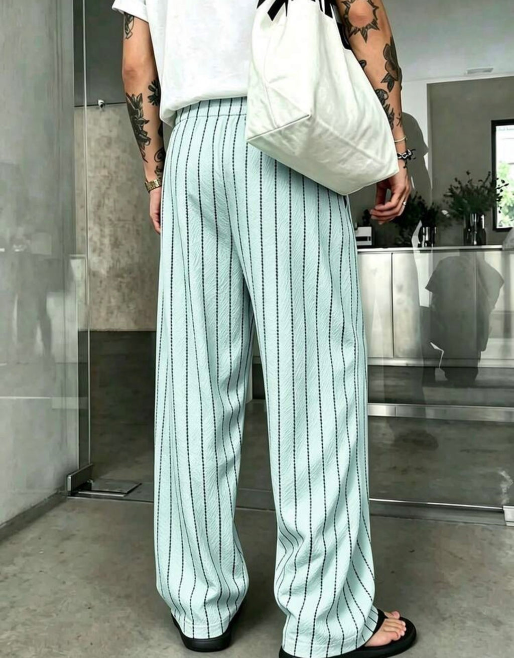 Pantalon large rayé vert d'eau vue de dos