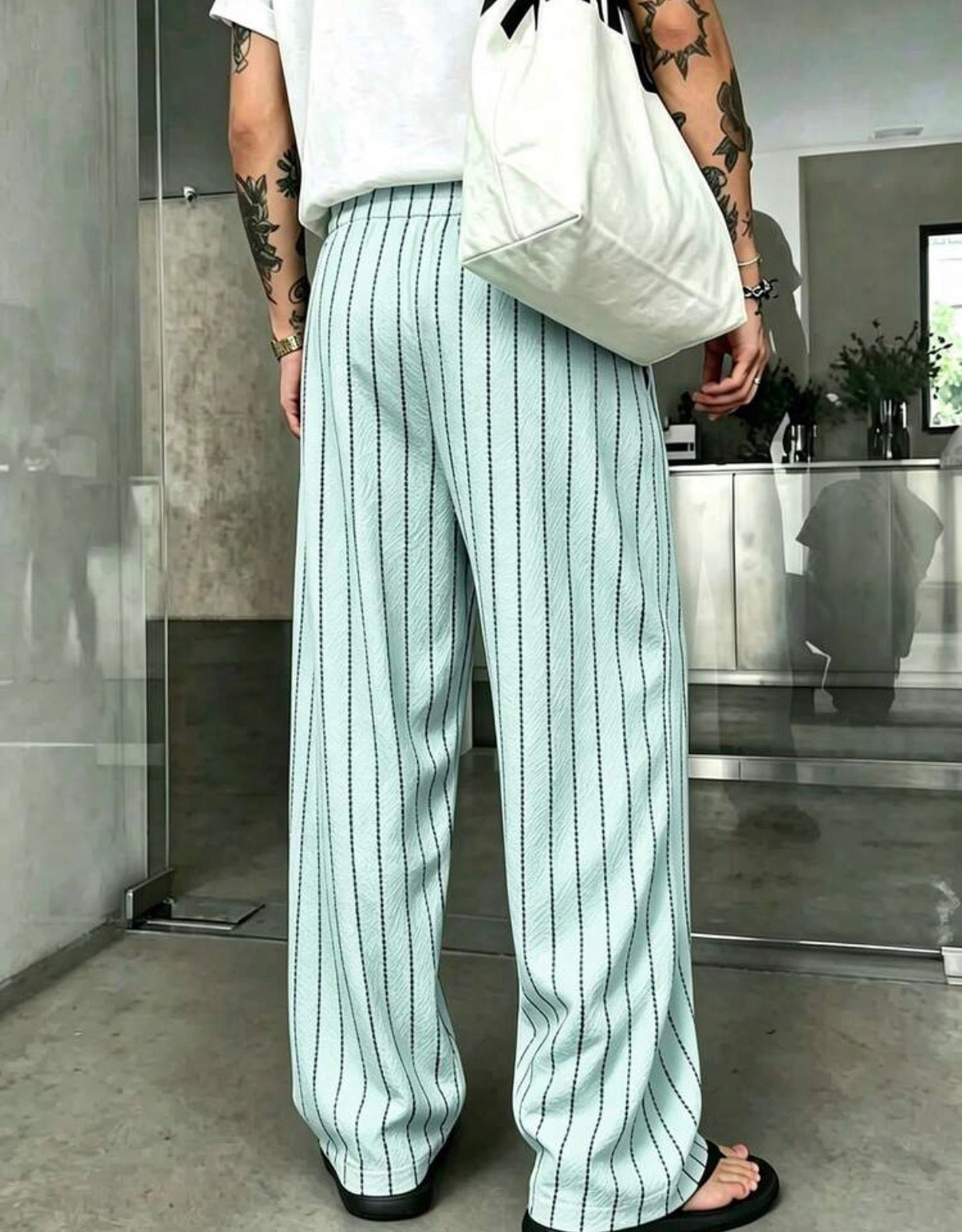 Pantalon large rayé vert d'eau vue de dos