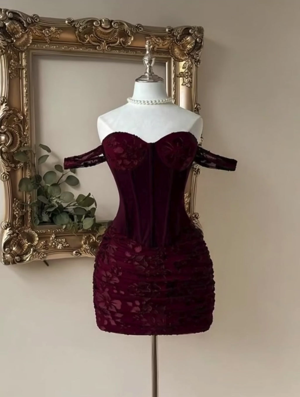 Robe Mini Corset Velours & Mesh – Bordeaux Floral de Soirée
