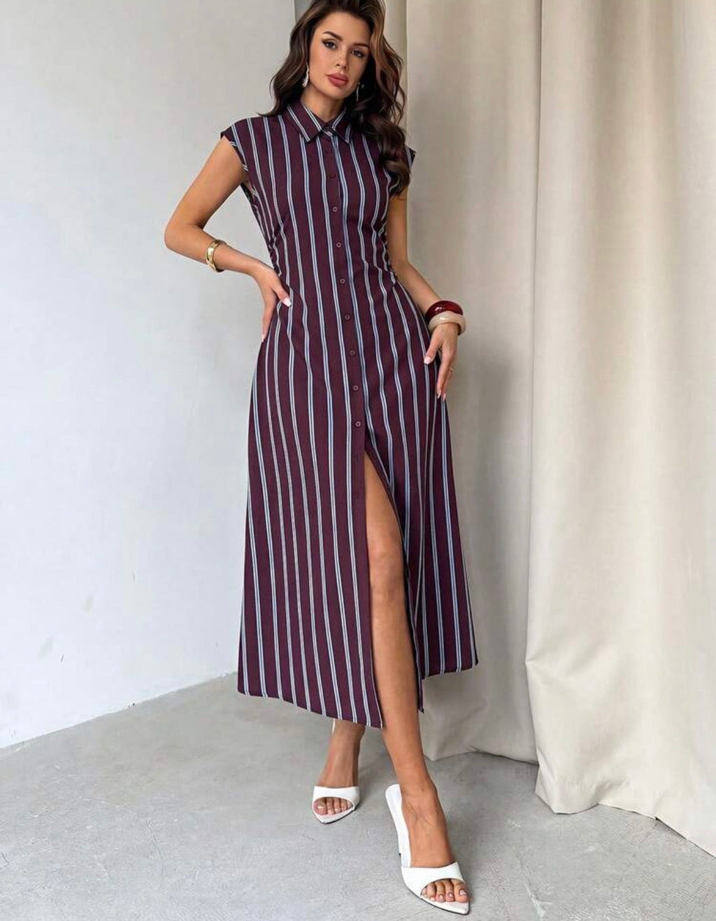 Robe chemise longue rayée bordeaux portée