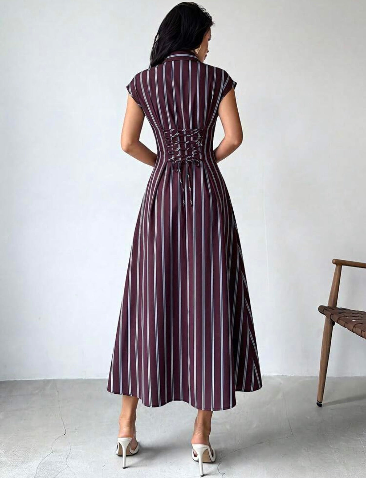 Robe chemise longue rayée bordeaux vue de dos avec laçage