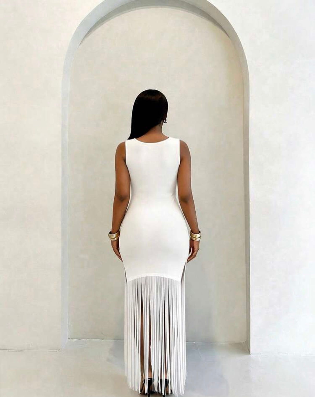 Robe longue blanche moulante à franges - vue de dos