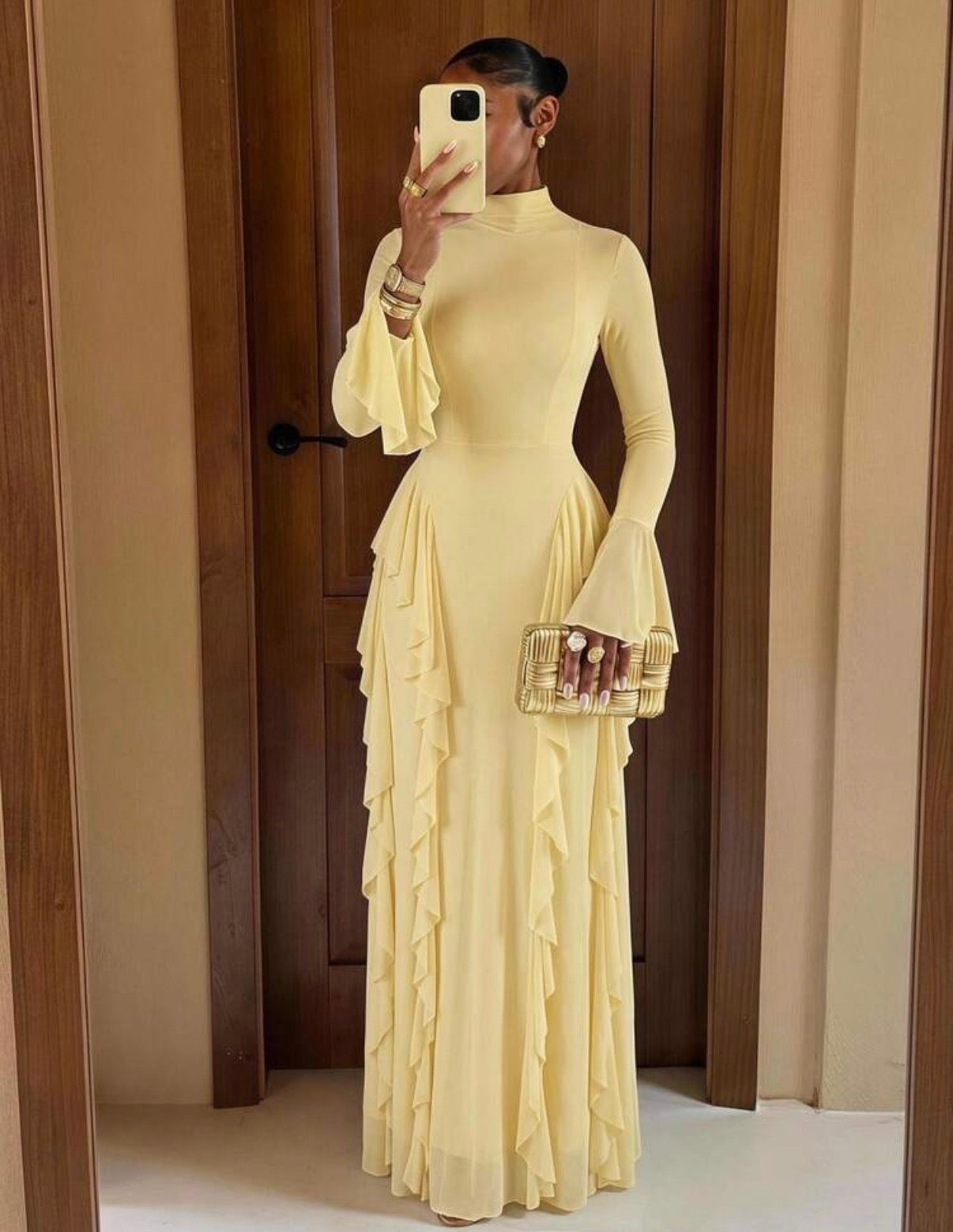 Robe longue jaune pâle à volants - vue lifestyle