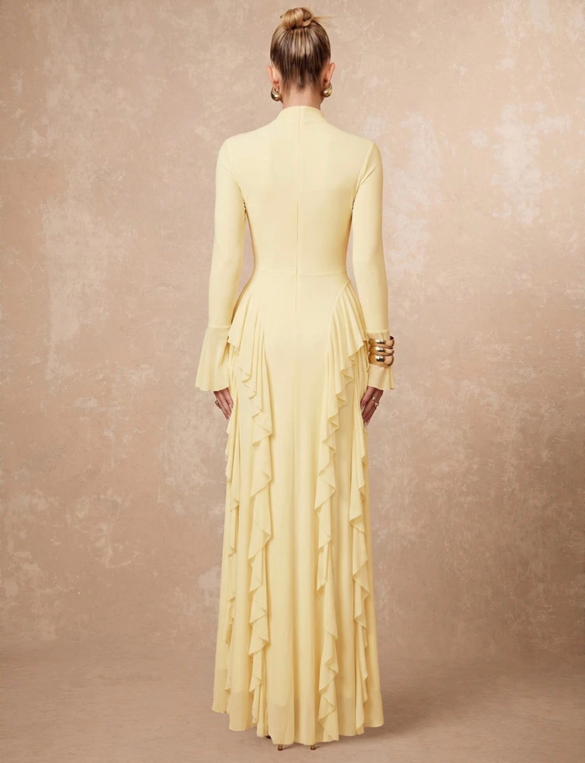 Robe longue jaune pâle à volants - vue de dos