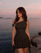 Robe mini asymétrique brun chocolat à volants – portée