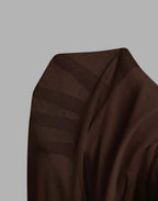 Détail du tissu et de l’épaule de la robe asymétrique