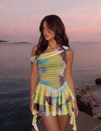 Robe mini asymétrique multicolore à volants – portée