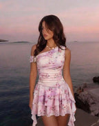 Robe mini asymétrique rose fleurie à volants – portée