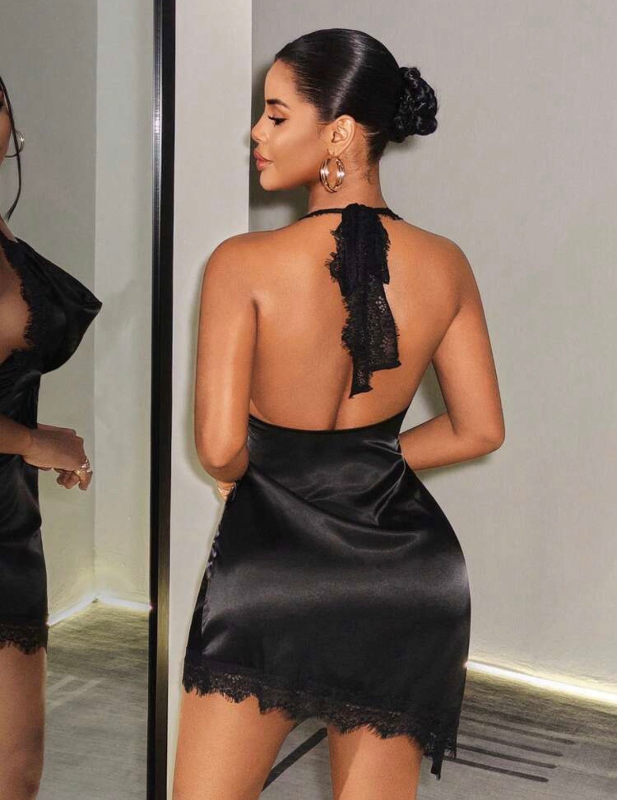 Robe mini satinée noire dos nu avec finition dentelle – vue de dos