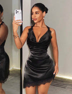 Robe mini satinée noire à décolleté plongeant et dentelle