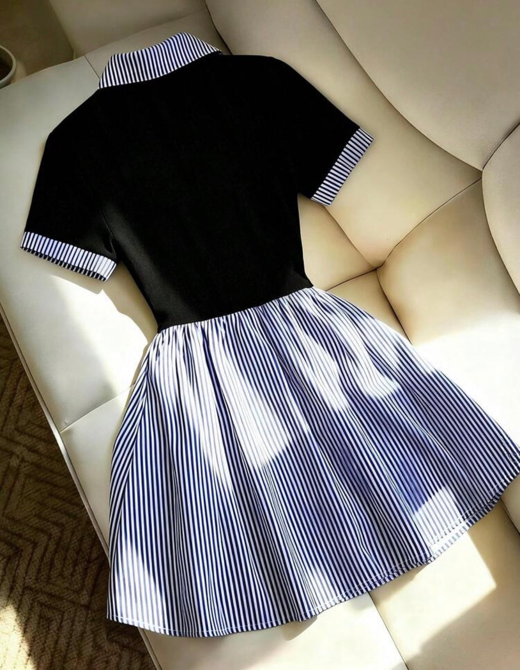 Robe polo plissée noire et bleu rayé - vue de dos
