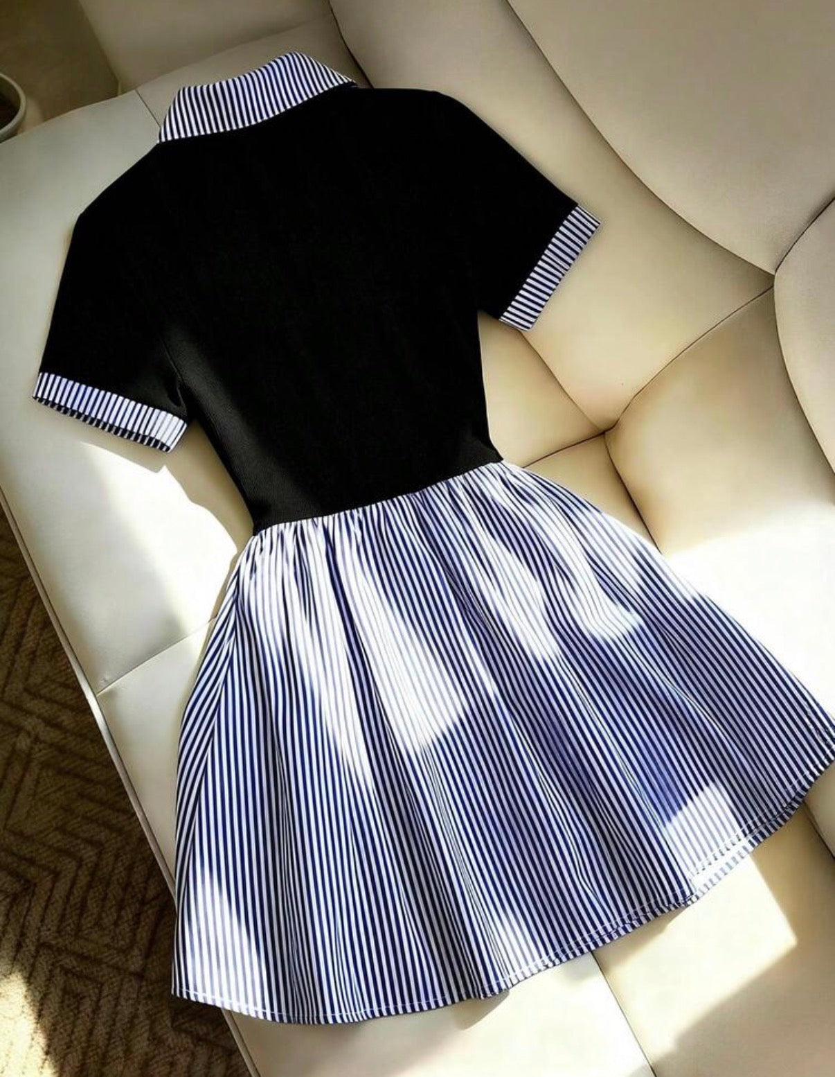 Robe polo plissée noire et bleu rayé - vue de dos