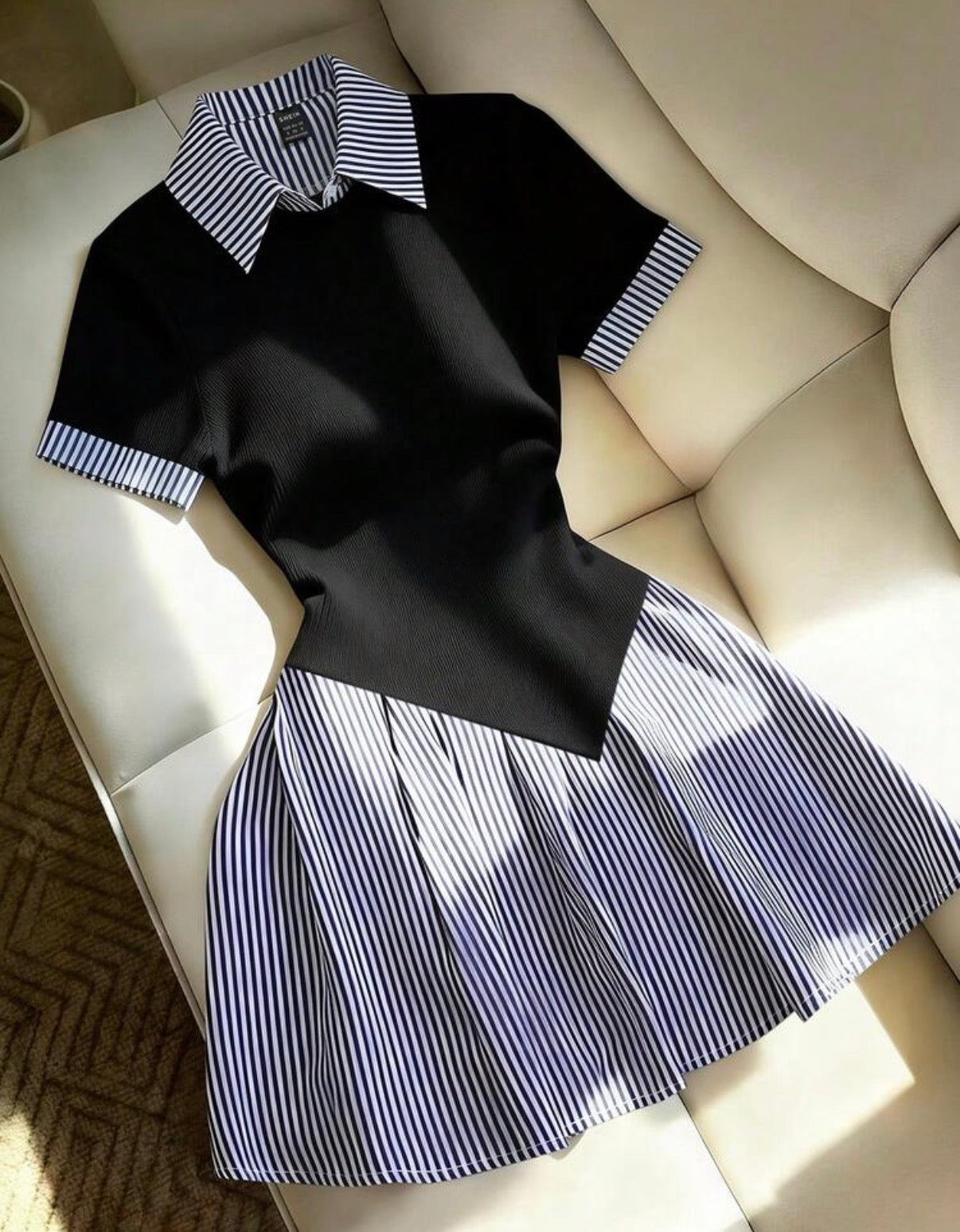 Robe polo plissée noire et bleu rayé - vue de face