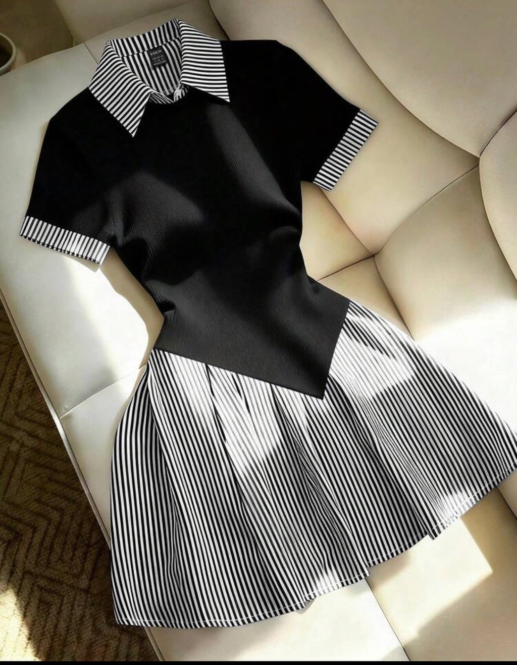Robe polo plissée noire à rayures