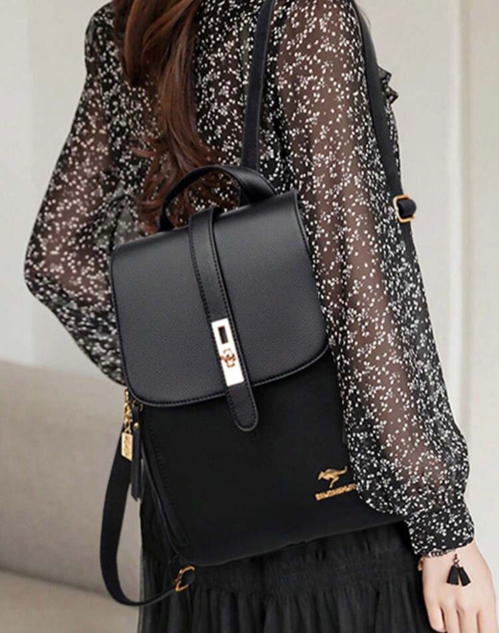 Sac à dos noir porté