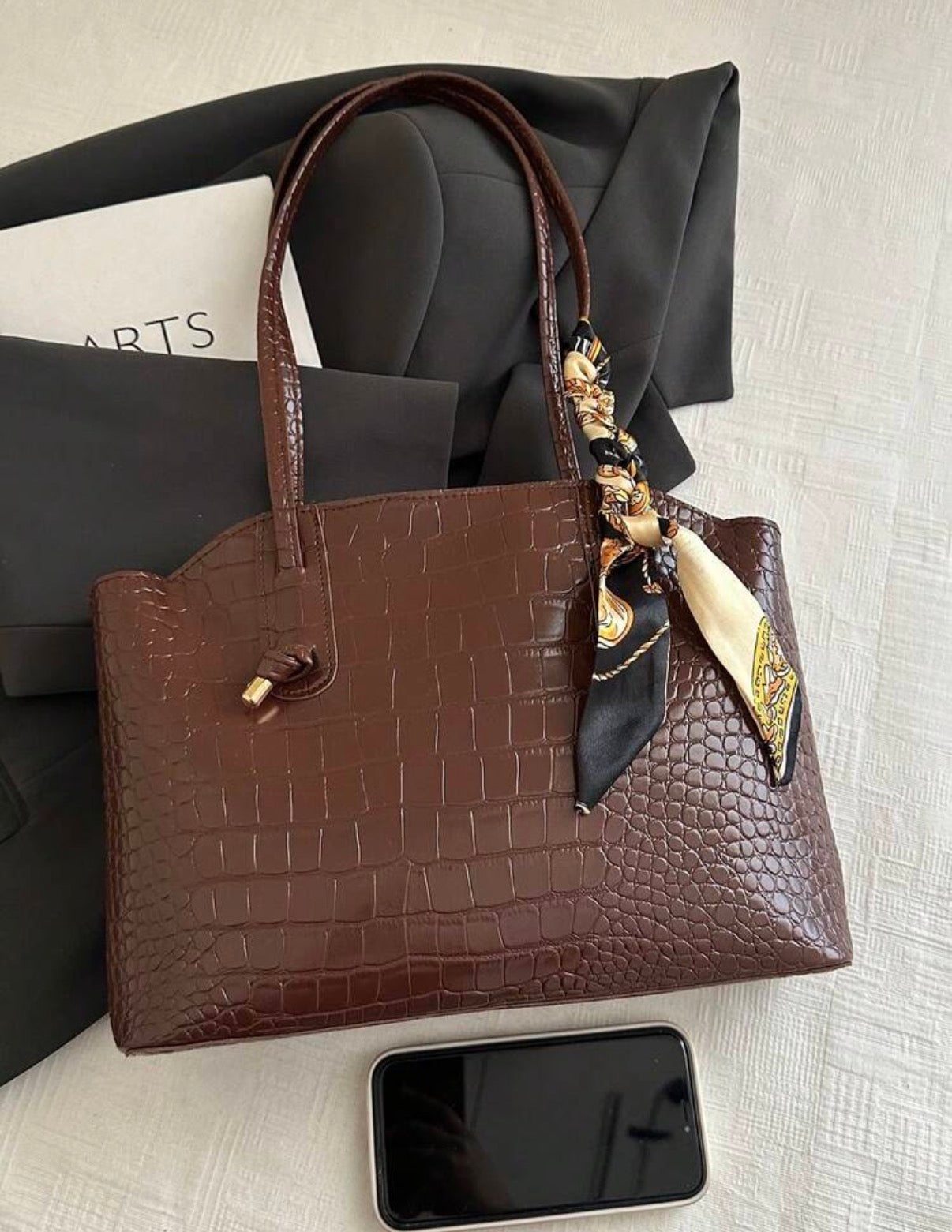 Sac cabas avec foulard, modèle marron effet croco