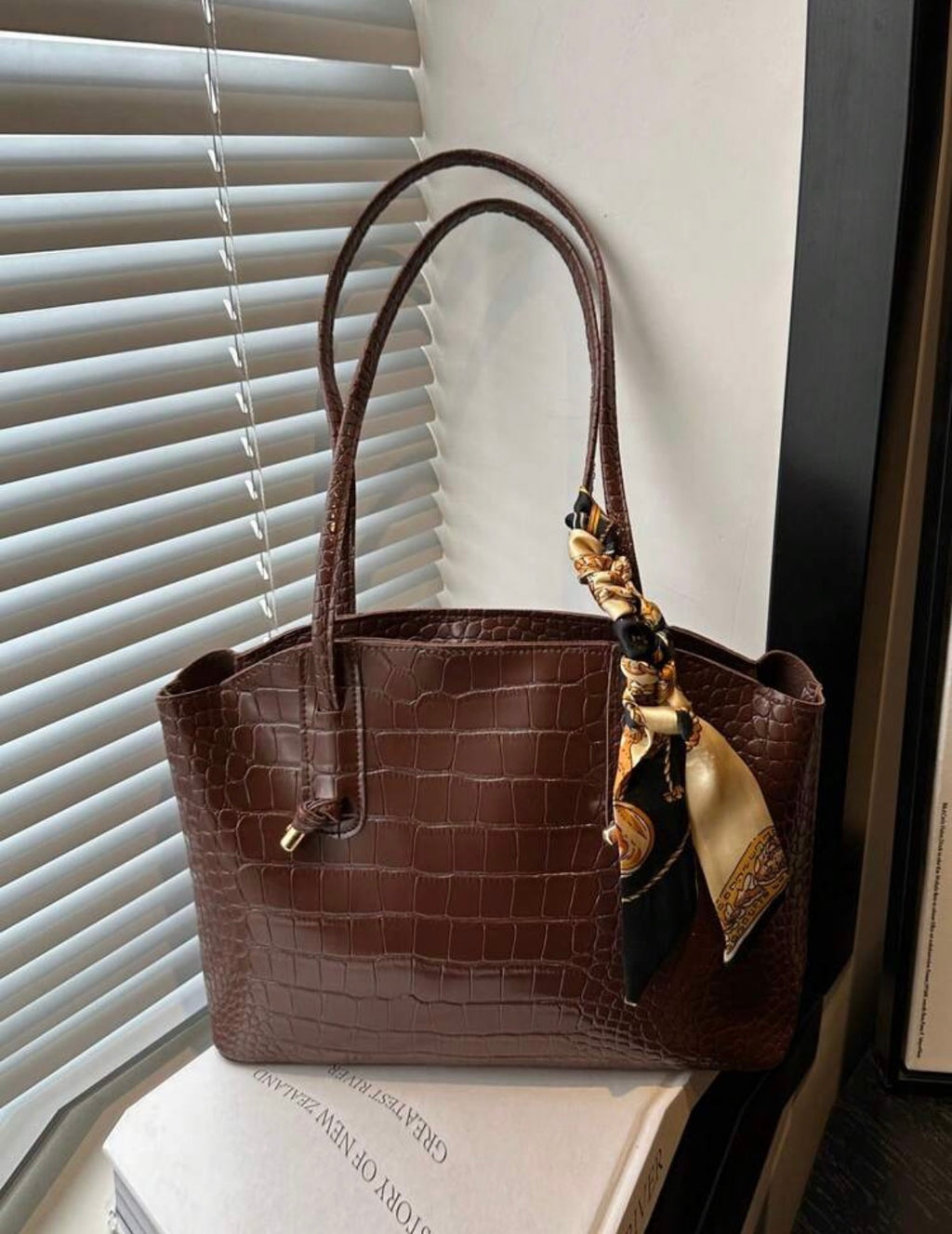 Sac cabas marron effet croco avec foulard
