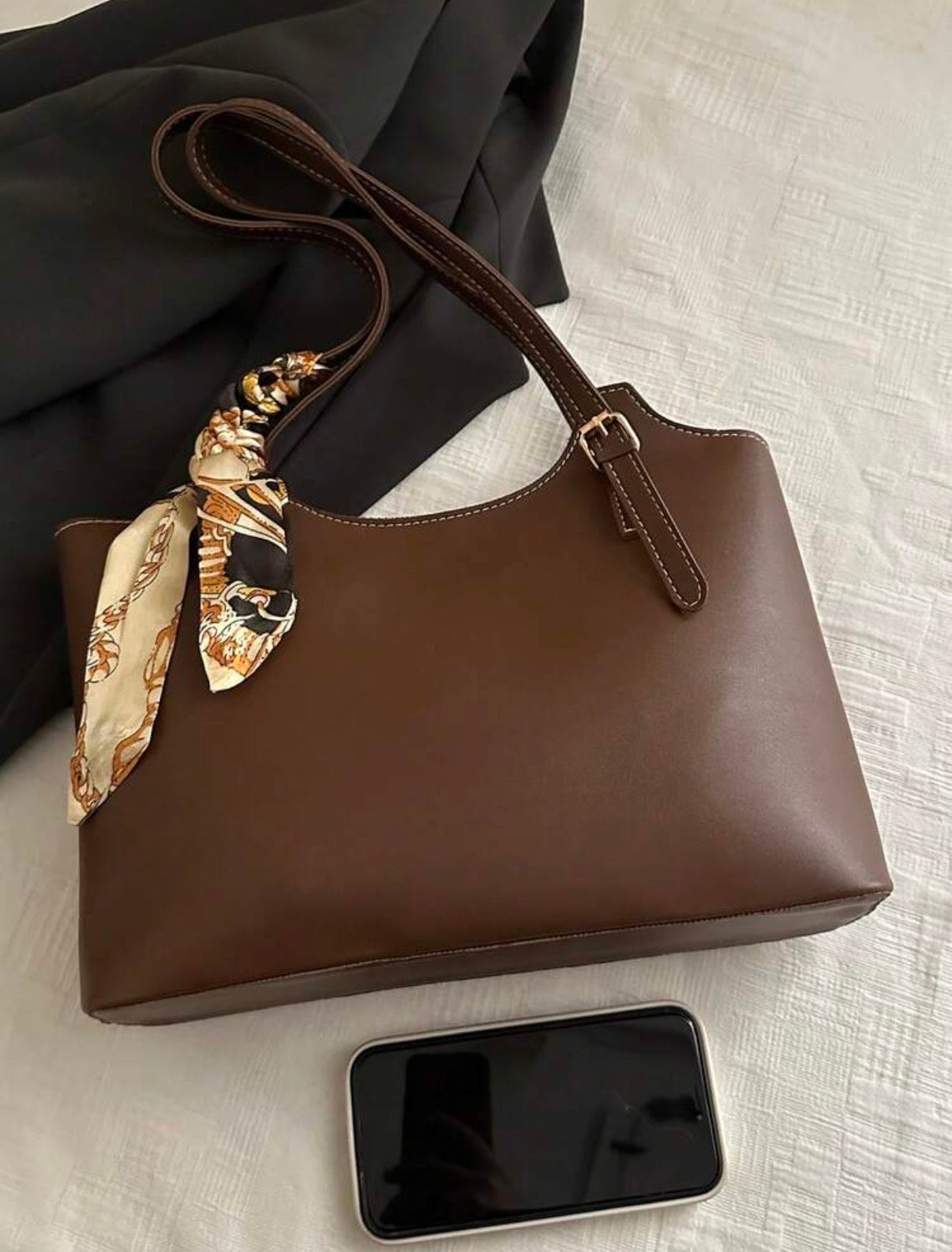 Sac cabas avec foulard, modèle marron lisse vue de dessus