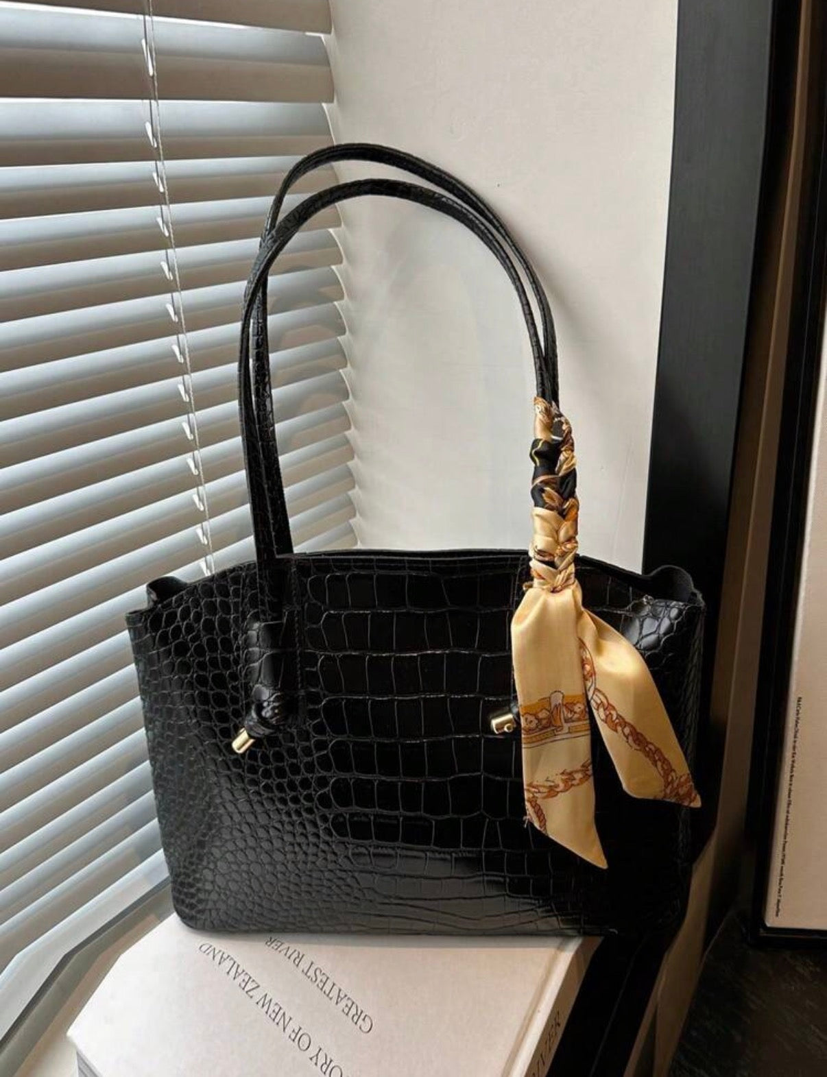 Sac cabas avec foulard, modèle noir effet croco