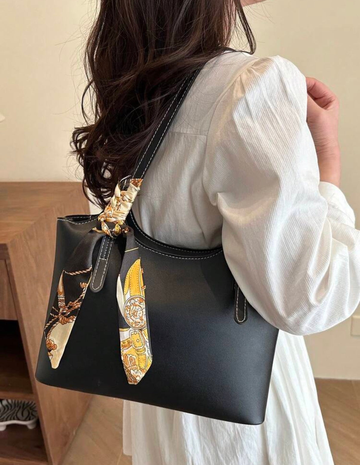 Sac cabas avec foulard, modèle noir lisse porté à l'épaule