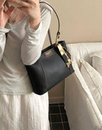 Sac cabas noir avec foulard porté