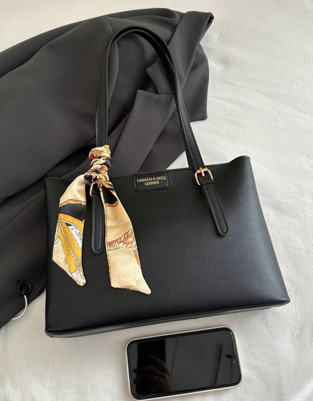 Sac cabas noir avec foulard décoratif - vue à plat