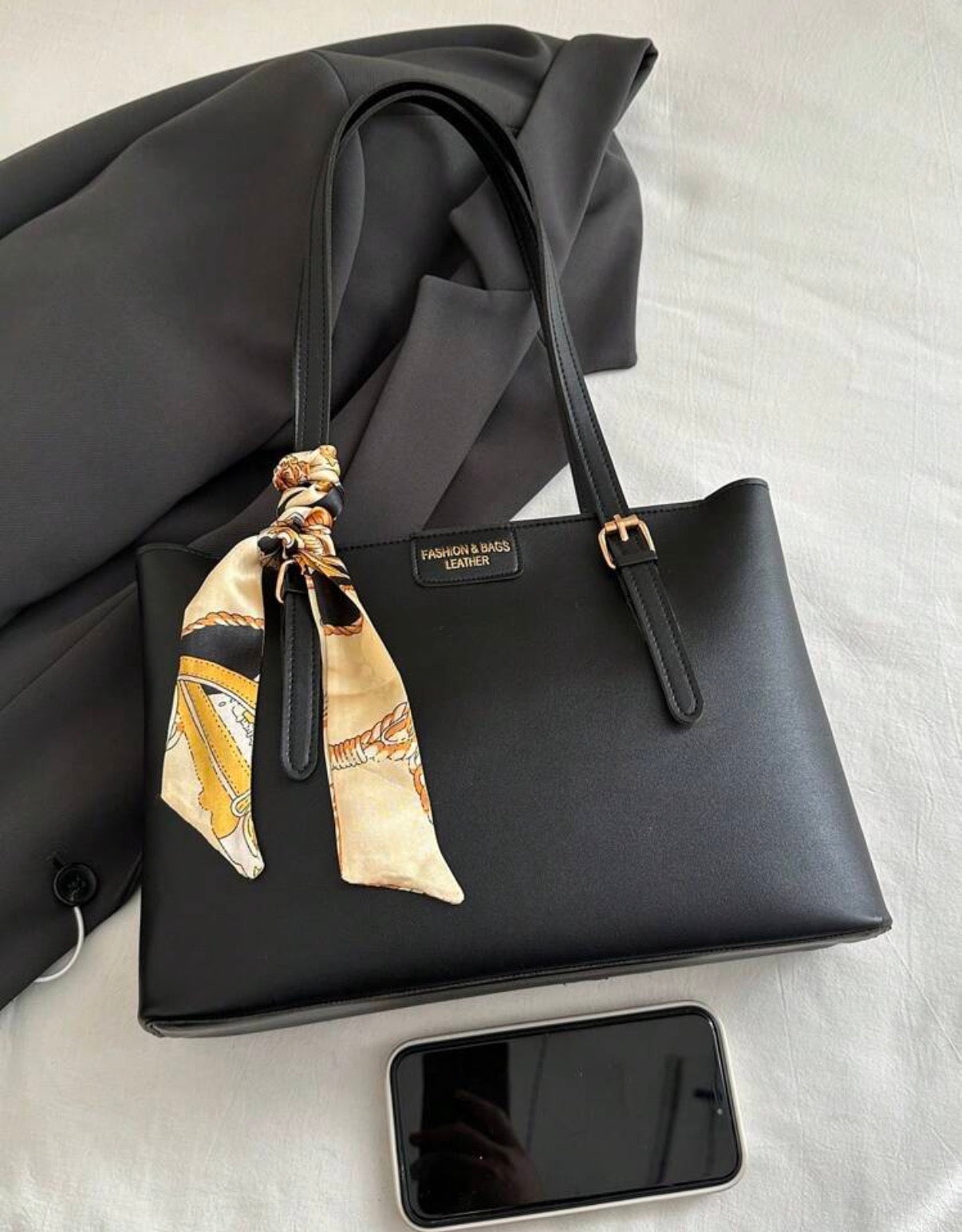Sac cabas noir avec foulard décoratif - vue à plat