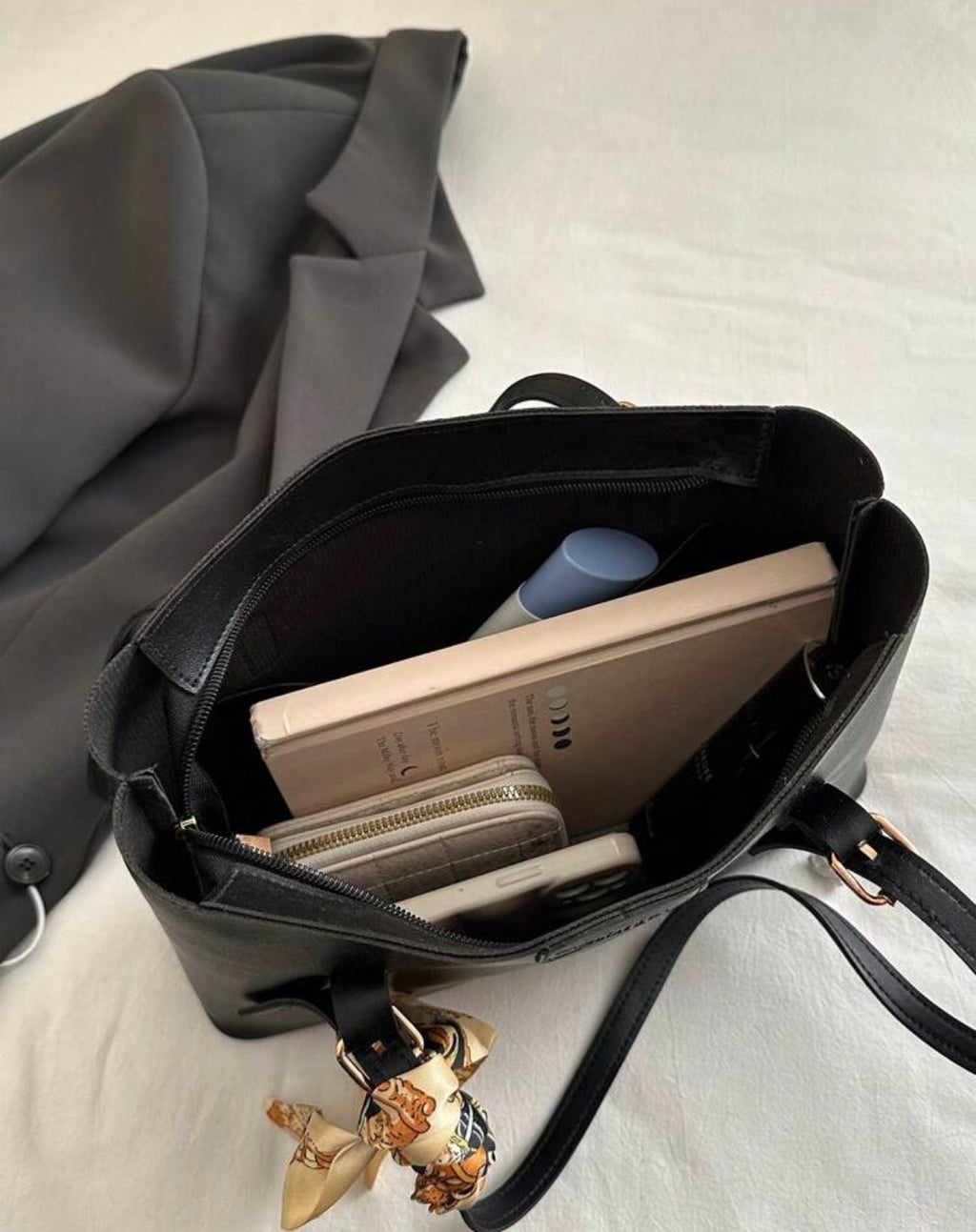 Intérieur du sac cabas noir avec foulard