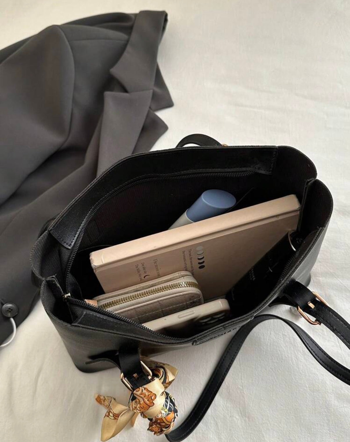 Intérieur du sac cabas noir avec foulard