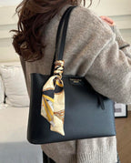 Sac cabas noir avec foulard porté à l'épaule