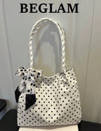 Sac cabas clair à pois noirs avec anses tressées et foulard