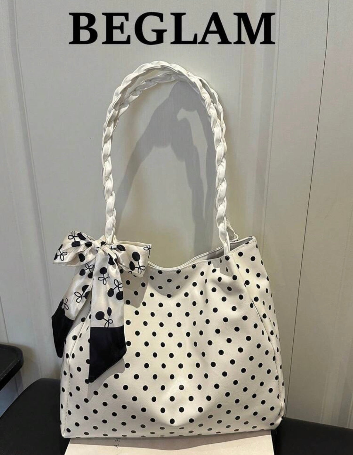 Sac cabas clair à pois noirs avec anses tressées et foulard