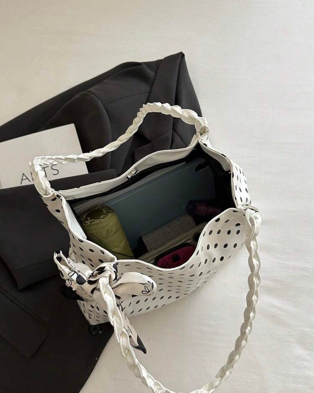 Intérieur spacieux du sac cabas à pois