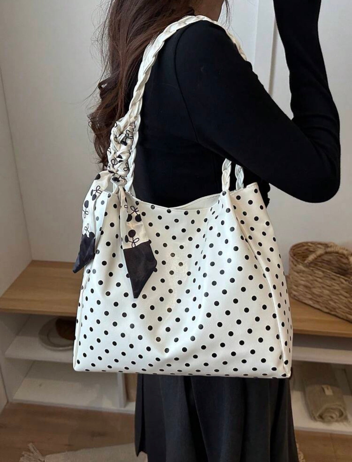 Sac cabas à pois porté à l'épaule