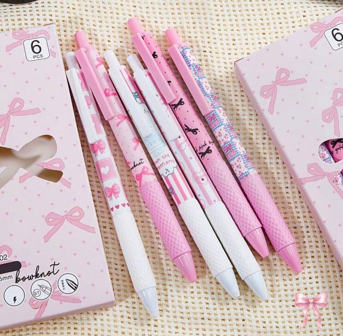 Set scolaire de 6 stylos gel roses et blancs avec motifs nœuds