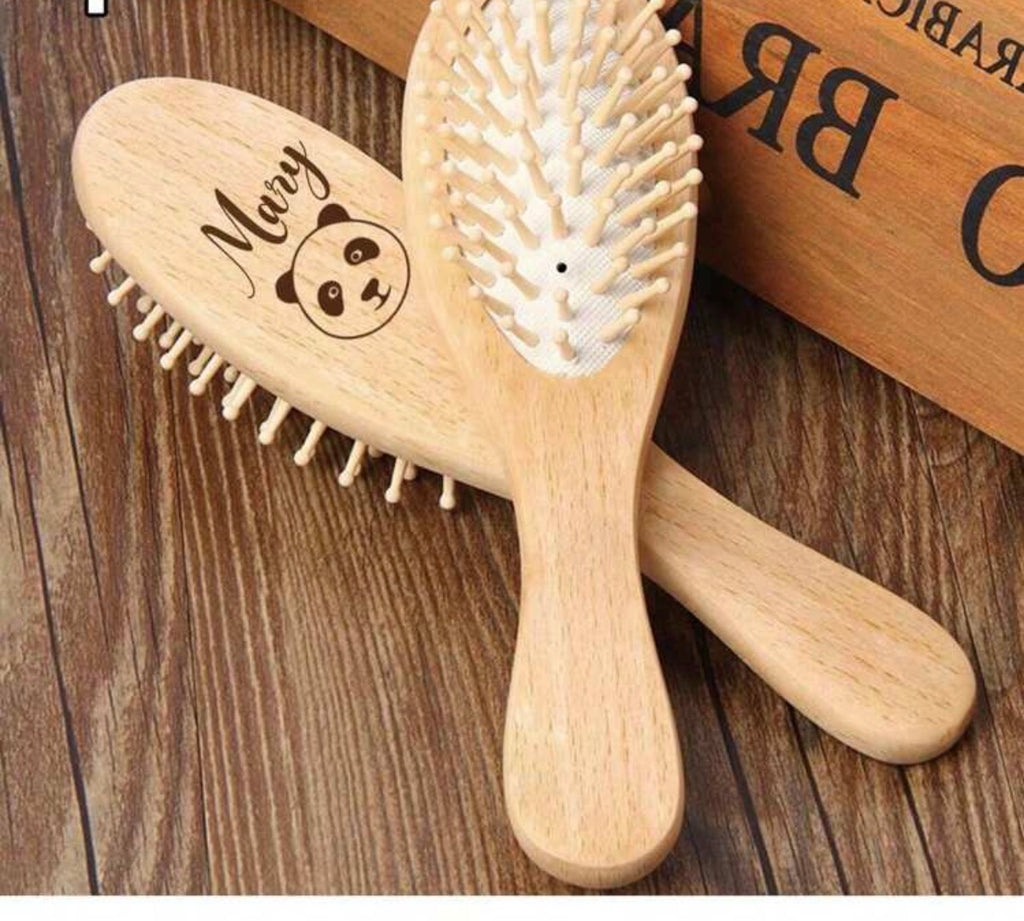 Détail des brosses en bois personnalisées pour bébé