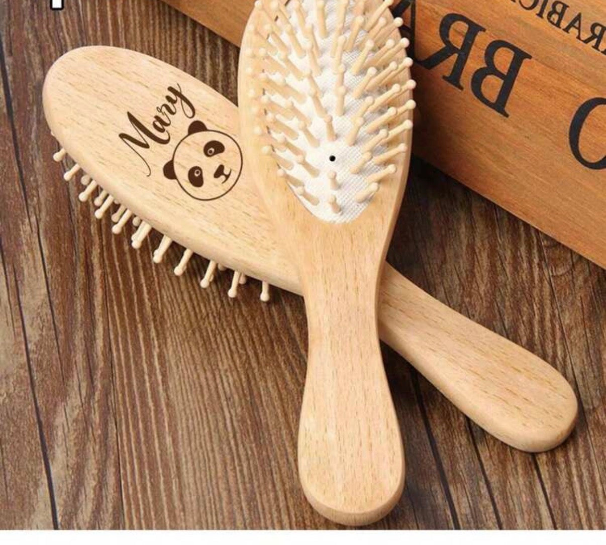 Détail des brosses en bois personnalisées pour bébé