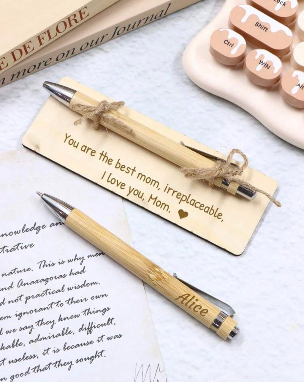 Stylo personnalisé en bois avec message gravé sur support