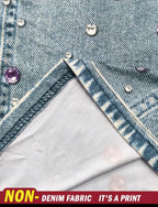 Détail matière du top bustier effet denim imprimé avec strass