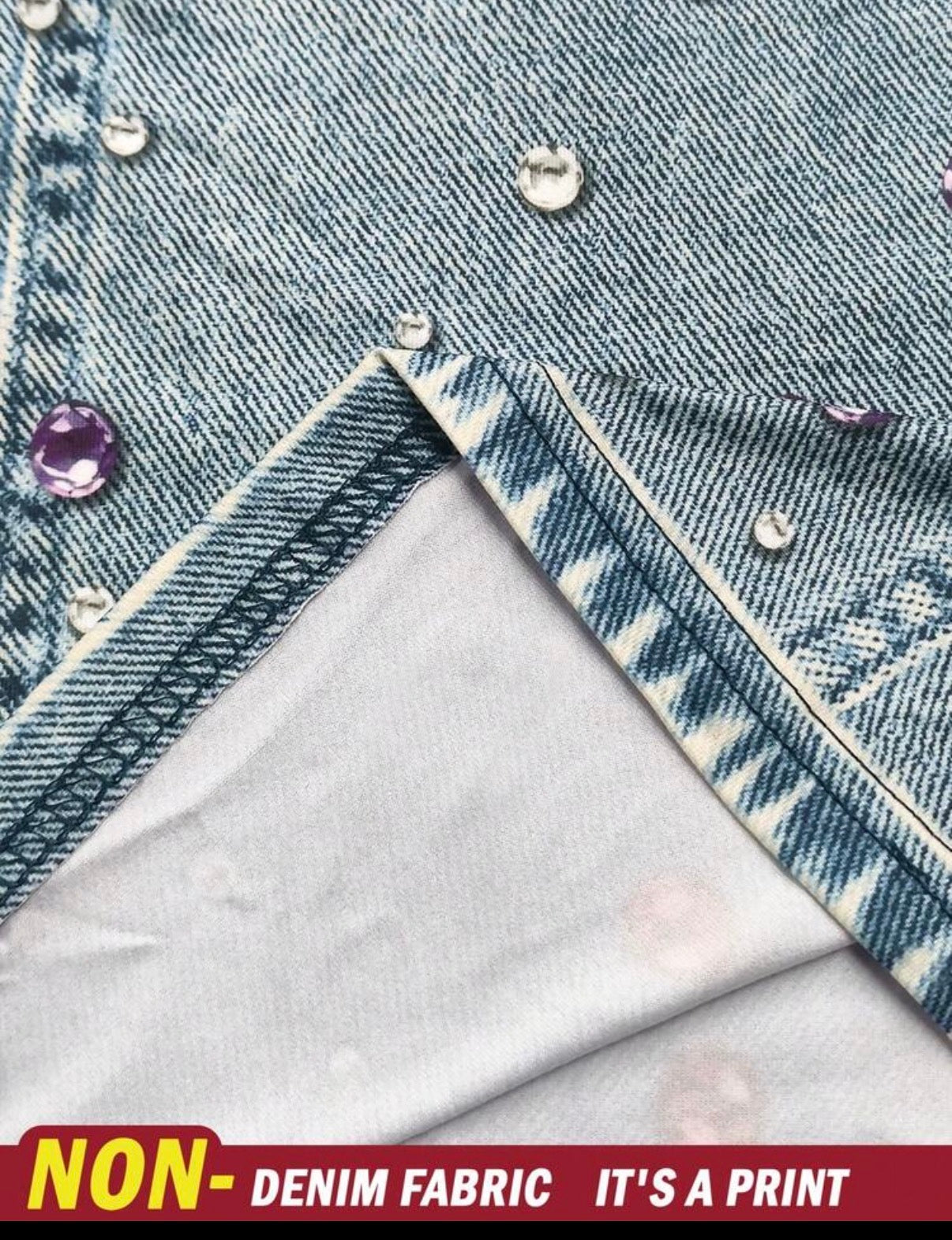 Détail matière du top bustier effet denim imprimé avec strass