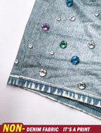 Détail strass du top bustier effet denim imprimé
